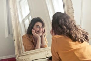 anti rimpel creme ingredienten Photo of Woman Looking at the Mirror